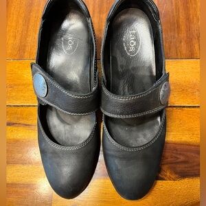 Taōs Black Leather Pumps
